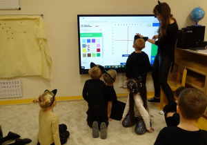 Dziecko zaznacza okienko na wirtualnej macie do kodowania.