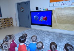 01 Dzieci oglądają film edukacyjny o Układzie Słonecznym