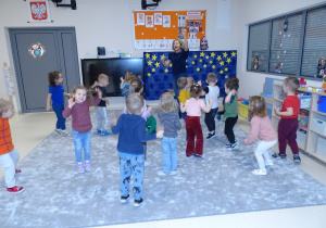 03 Dzieci tańczą