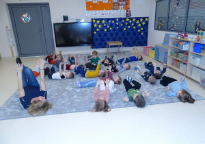 05 Dzieci leżą na podłodze z rękami do góry