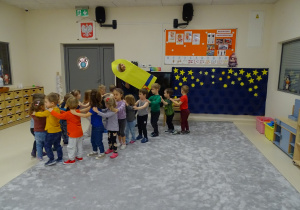 15 Dzieci podczas zabawy z rakietą przy muzyce