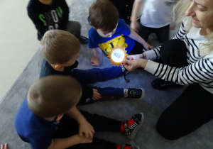 48 Dzieci patrzą na obrazek spod latarki