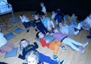 09 Dzieci leżą i oglądają film