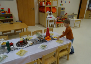 06 Chłopiec nakrywa do wigilijnego stołu