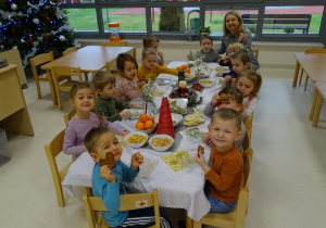 16 Dzieci jedzą pierniczki, które przygotowały w przedszkolu