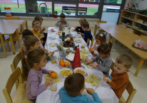 17 Dzieci przy stole podczas grupowej wigilii