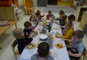 18 Dzieci siedzą przy wspólnym stole