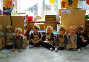 Dzieci oglądają występy na dywanie