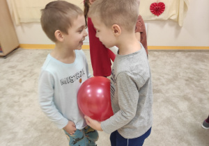 chłopcy z balonem