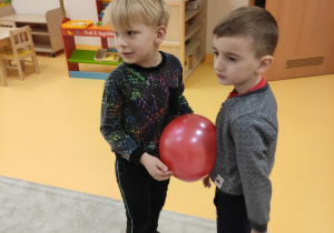 chłopcy z balonkiem