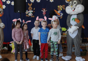 06 Dzieci w opaskach króliczka czekają na konkurs