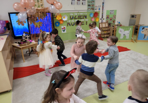 Dzieci tańczą w małych kółeczkach
