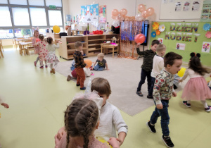 Dzieci tańczą z balonikami