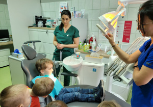 Franio siedzi na fotelu dentystycznym