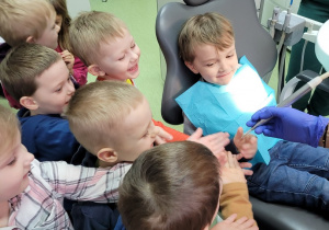 pnie pokazują dzieciom sprzęt dentystyczny