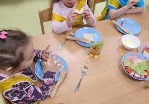 Dzieci jedzą kanapki