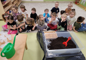 Dzieci czekają na sadzenie cebulek