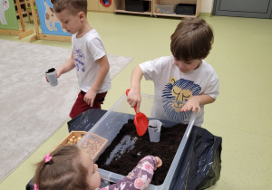 Dzieci sadzą cebulkę