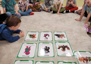 Dzieci poznają dinozaury z bajek