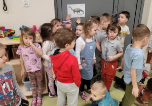 Dzieci stoją przy dinozaurach