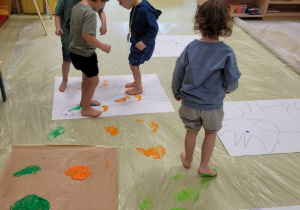 Dzieci malują stopami