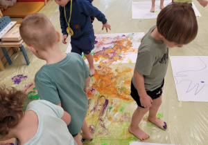 Dzieci malują stopami
