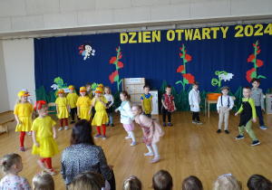 dzieci tańczą