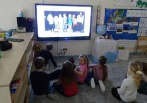 dzieci oglądają mity greckie