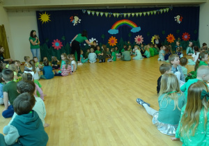Dzieci ubrane na zielono na sali gimnastycznej