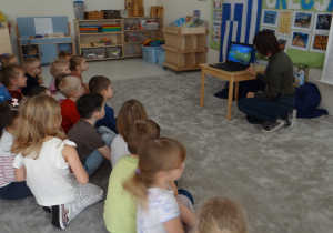 09 Dzieci oglądają film edukacyjny o Wyspach Greckich