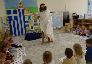 16 Zeus pokazuje dzieciom lirę