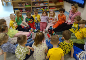 dzieci pokazują kolorowe skarpetki