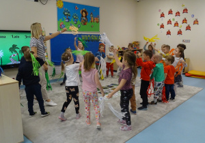dzieci tańczą ze wstążkami