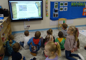 dzieci słuchają informacji o skowronku