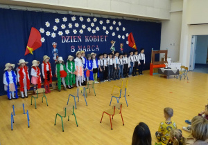Grupa 5,6 - latków podczas występu z okazji Dnia Kobiet.