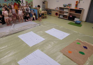 Dzieci czekają na malowanie dinozaurów