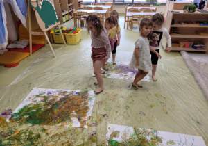 Dziewczynki malują stopami