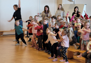 Dzieci uczą się kroków tańca