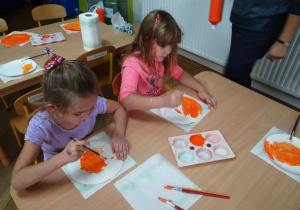 Dzieci malują talerzyki