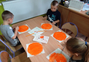 Dzieci malują papierowe talerzyki