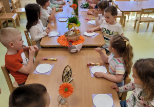 Dzieci siedzą przy świątecznym stole