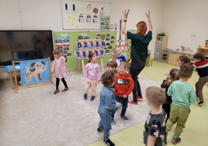 Dzieci tańczą ilustrując ruchem pogodę