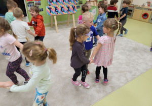 Dzieci tańczą w trójeczkach