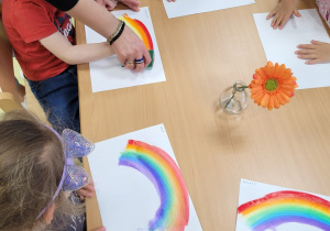 Dzieci malują tęcze pomalowana gąbką