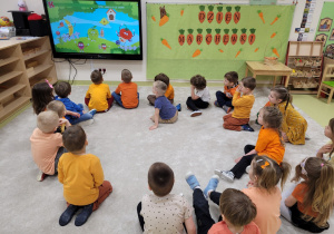 Dzieci oglądają filmik edukacyjny o właściwościach zdrowotnych marchewki