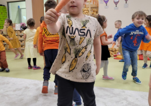 Dzieci szukają ukryte marchewki
