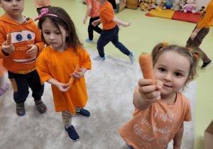 Dzieci pokazują marchewki