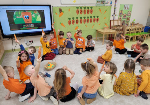 Dzieci prezentują marchewki