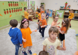 Dzieci wykonują muzyczne zadania z marchewką