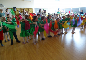 11 Dzieci tańcem z kolorowymi chustkami witają Wiosnę